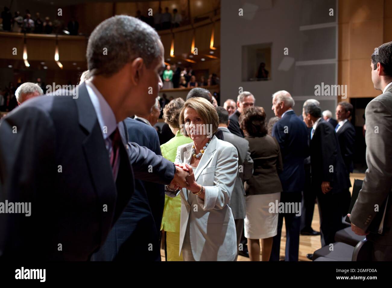 Präsident Barack Obama schüttelt die Hände mit dem Sprecher des Repräsentantenhauses Nancey Pelosi, nachdem er den Dodd-Frank Wall Street Reform and Consumer Protection Act im Ronald Reagan Building in Washington, D.C., am 21. Juli 2010 unterzeichnet hat. (Offizielles Foto des Weißen Hauses von Pete Souza) Dieses offizielle Foto des Weißen Hauses wird nur zur Veröffentlichung durch Nachrichtenorganisationen und/oder zum persönlichen Druck durch die Betreffzeile(en) des Fotos zur Verfügung gestellt. Das Foto darf in keiner Weise manipuliert werden und darf nicht in kommerziellen oder politischen Materialien, Werbung, E-Mails, Produkten oder Werbeaktionen verwendet werden, die in irgendeiner Weise sugg Stockfoto Präsident Barack Obama schüttelt die Hände mit dem Sprecher des Repräsentantenhauses Nancey Pelosi, nachdem er den Dodd-Frank Wall Street Reform and Consumer Protection Act im Ronald Reagan Building in Washington, D.C., am 21. Juli 2010 unterzeichnet hat. (Offizielles Foto des Weißen Hauses von Pete Souza) Dieses offizielle Foto des Weißen Hauses wird nur zur Veröffentlichung durch Nachrichtenorganisationen und/oder zum persönlichen Druck durch die Betreffzeile(en) des Fotos zur Verfügung gestellt. Das Foto darf in keiner Weise manipuliert werden und darf nicht in kommerziellen oder politischen Materialien, Werbung, E-Mails, Produkten oder Werbeaktionen verwendet werden, die in irgendeiner Weise sugg Stockfoto