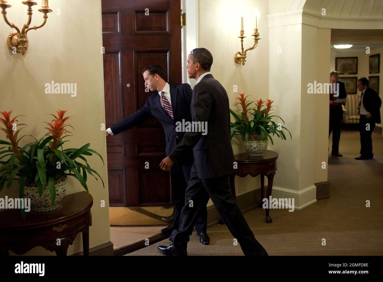 Präsident Barack Obama tritt in den Roosevelt Room des Weißen Hauses ein, um der Presse am 23. Juli 2010 eine Erklärung zur Wirtschaft zu geben. Brian Mosteller, stellvertretender Direktor des Oval Office Operations, hält die Tür für den Präsidenten offen. (Offizielles Foto des Weißen Hauses von Pete Souza) Dieses offizielle Foto des Weißen Hauses wird nur zur Veröffentlichung durch Nachrichtenorganisationen und/oder zum persönlichen Druck durch die Betreffzeile(en) des Fotos zur Verfügung gestellt. Das Foto darf in keiner Weise manipuliert werden und darf nicht in kommerziellen oder politischen Materialien, Anzeigen, E-Mails, Produkten oder promotio verwendet werden Stockfoto