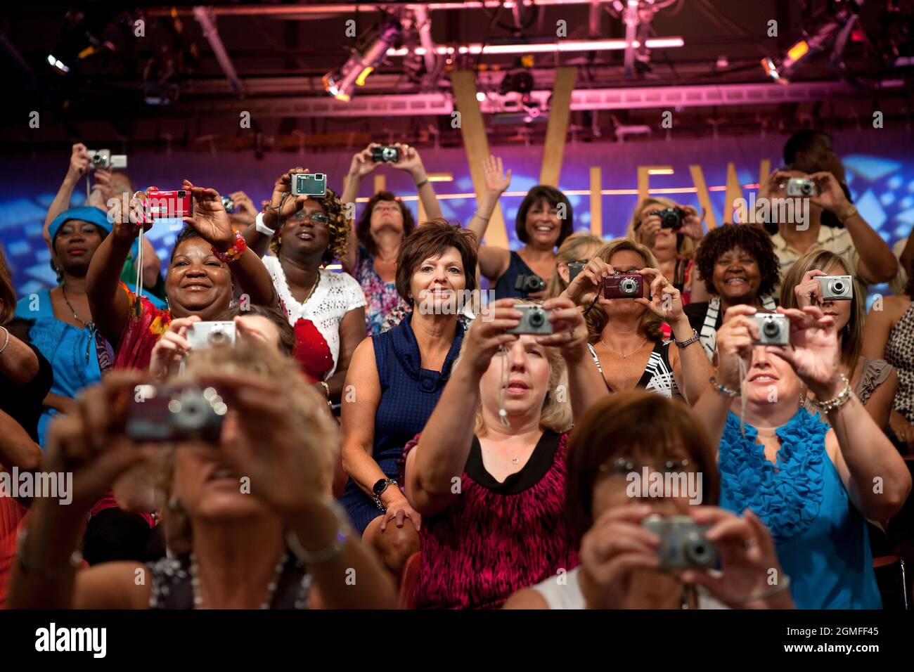 Mitglieder des Publikums sehen zu, wie Präsident Barack Obama eine Episode von The View in den ABC Studios in New York, New York, am 28. Juli 2010, aufzeichnet. (Offizielles Foto des Weißen Hauses von Pete Souza) Dieses offizielle Foto des Weißen Hauses wird nur zur Veröffentlichung durch Nachrichtenorganisationen und/oder zum persönlichen Druck durch die Betreffzeile(en) des Fotos zur Verfügung gestellt. Das Foto darf in keiner Weise manipuliert werden und darf nicht in kommerziellen oder politischen Materialien, Anzeigen, E-Mails, Produkten oder Werbeaktionen verwendet werden, die in irgendeiner Weise die Zustimmung oder Billigung des Präsidenten, der ersten Familie oder des Whi nahelege Stockfoto