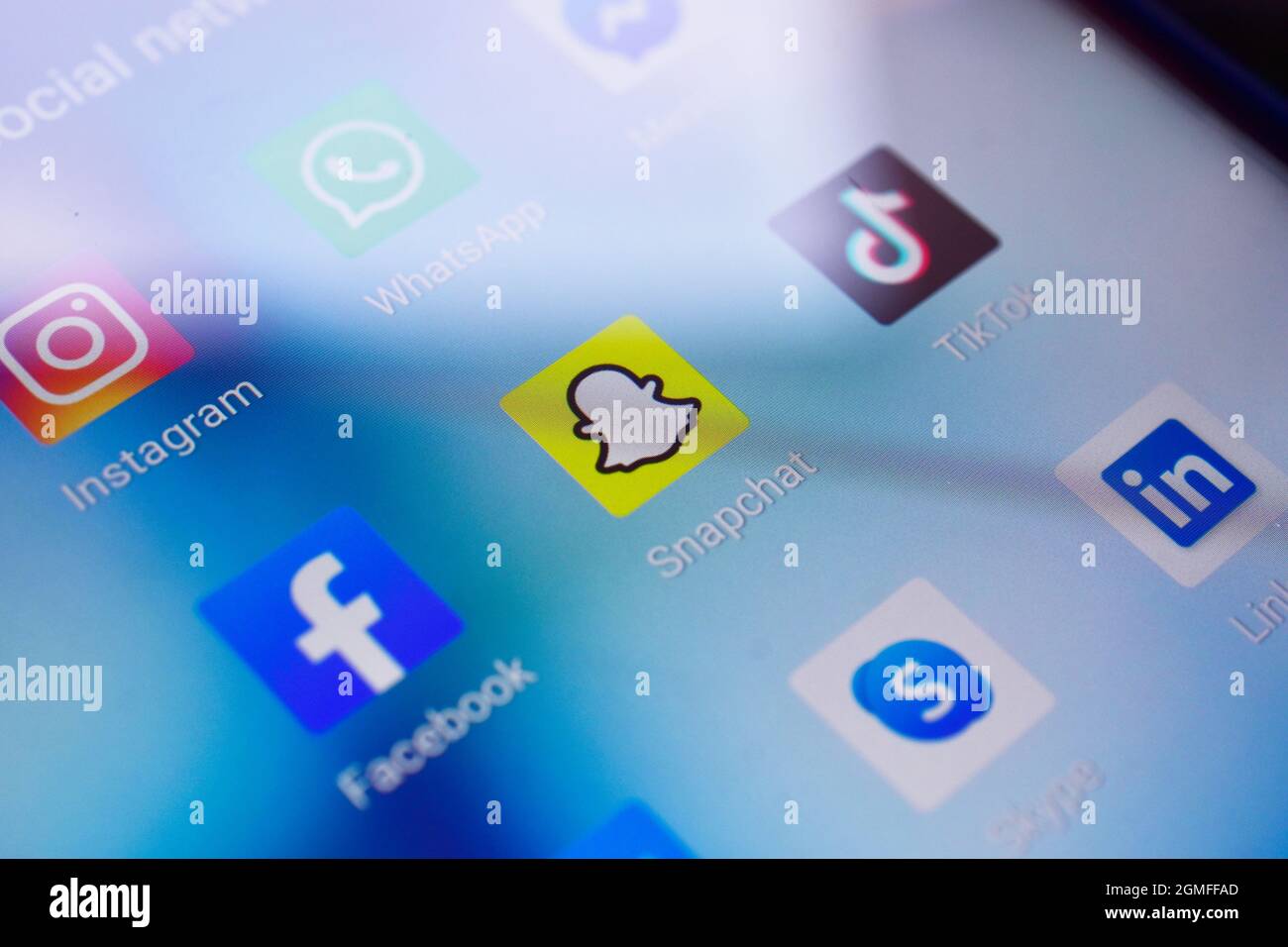 Neu Delhi, Indien – 23. April 2019: snapchat-Logo im Telefon mit vielen weiteren Social-Media-Anwendungen. Stockfoto