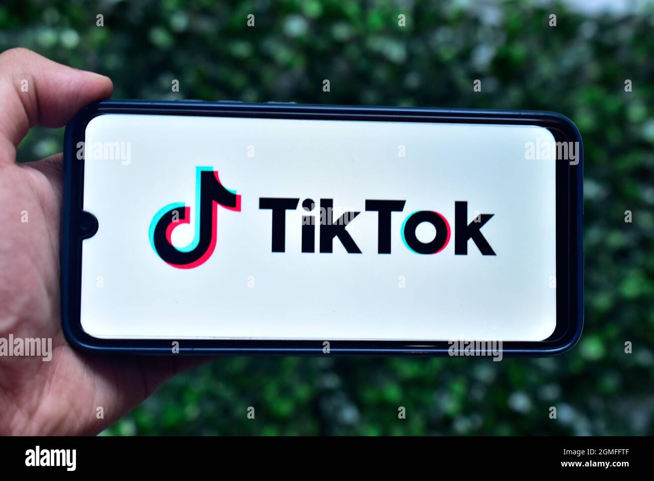 Neu Delhi, Indien - 08. September 2019: TikTok-App auf dem Handy vor grünem Hintergrund verfügbar Stockfoto