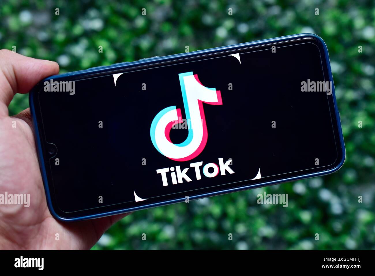 Neu Delhi, Indien - 08. September 2019: TikTok-App auf dem Handy vor grünem Hintergrund verfügbar Stockfoto
