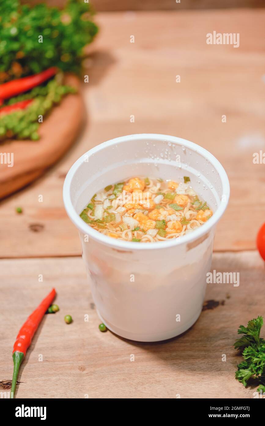 Instant Ramen Nudeln in einer Tasse Stockfoto