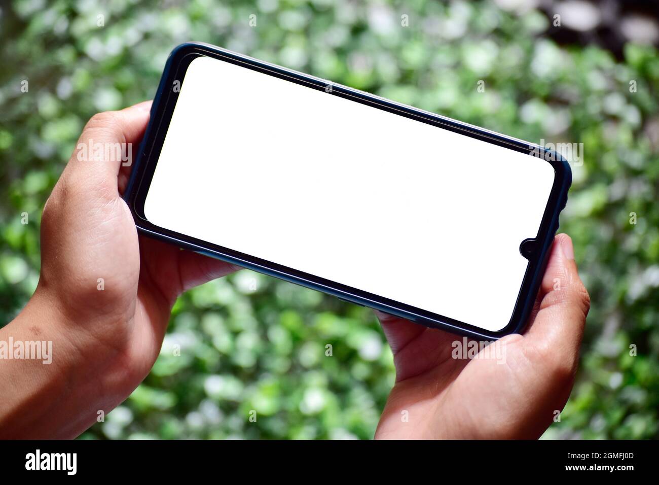 Gaming Gesture Smartphone, Blank Screen Smartphone in beiden Händen Stockfoto