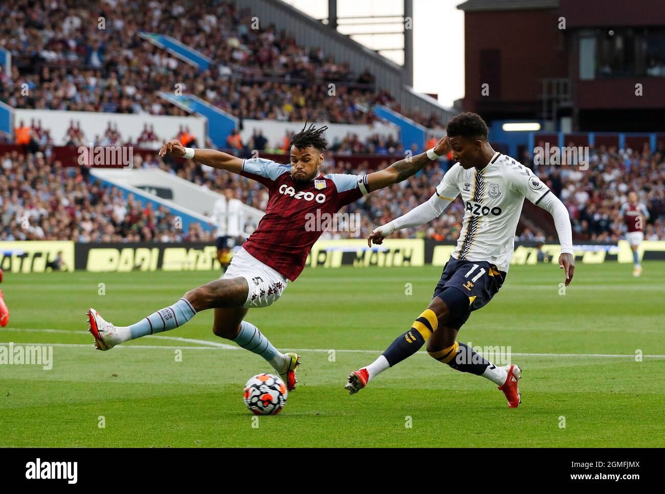 Birmingham, England, 18. September 2021. Demari Gray von Everton schießt, während Tyrone Mings von Aston Villa während des Premier League-Spiels in Villa Park, Birmingham, einstürzt. Bildnachweis sollte lauten: Darren Staples / Sportimage Stockfoto