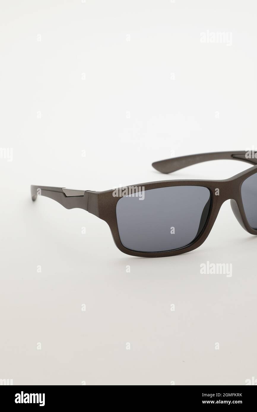 Dunkle Sonnenbrille auf weißem Hintergrund isoliert Stockfoto