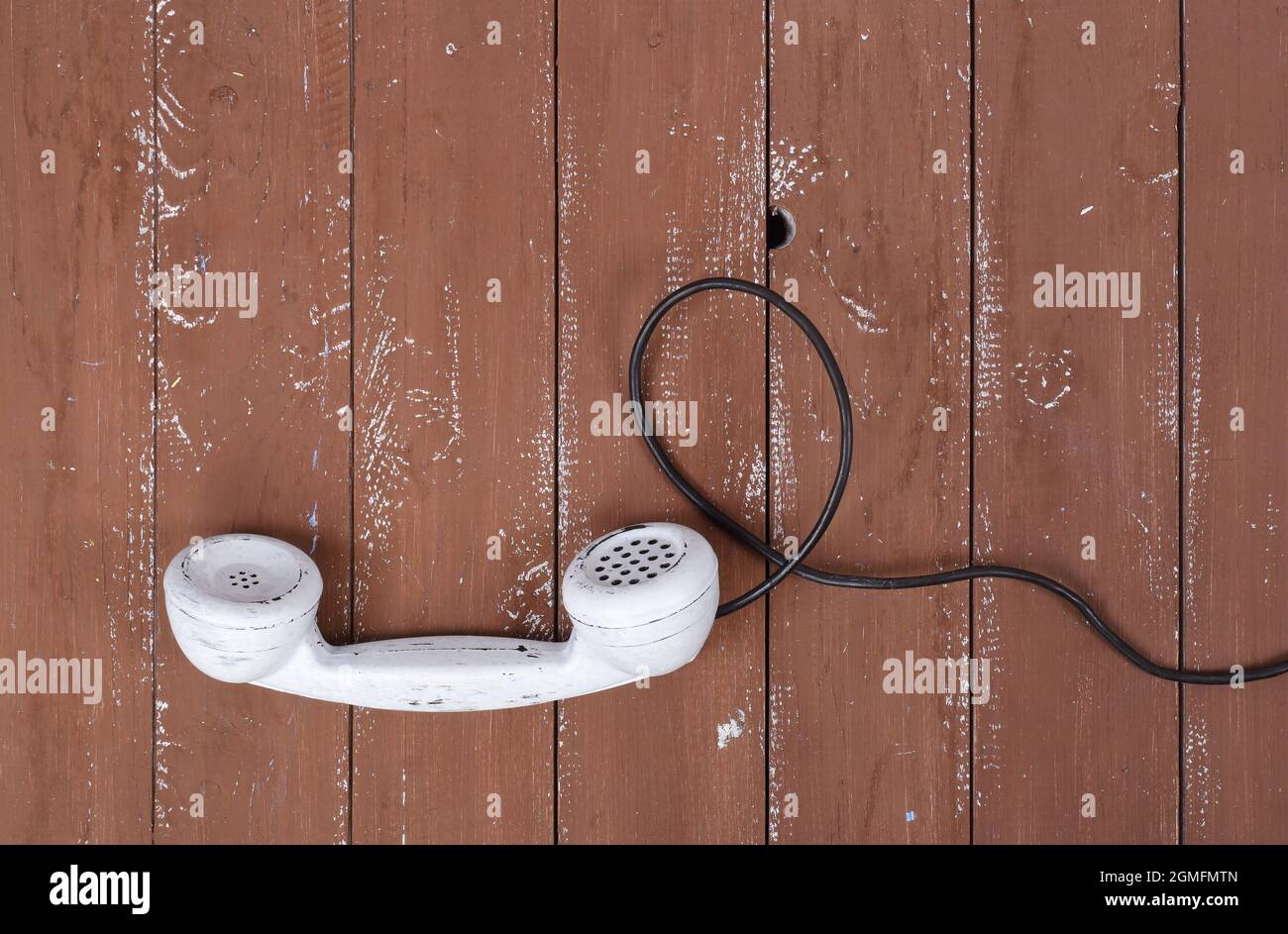 Draufsicht White Hörer Vintage-Telefon auf einem Retro-alten braunen Holz texturierte Planke Hintergrund Stockfoto
