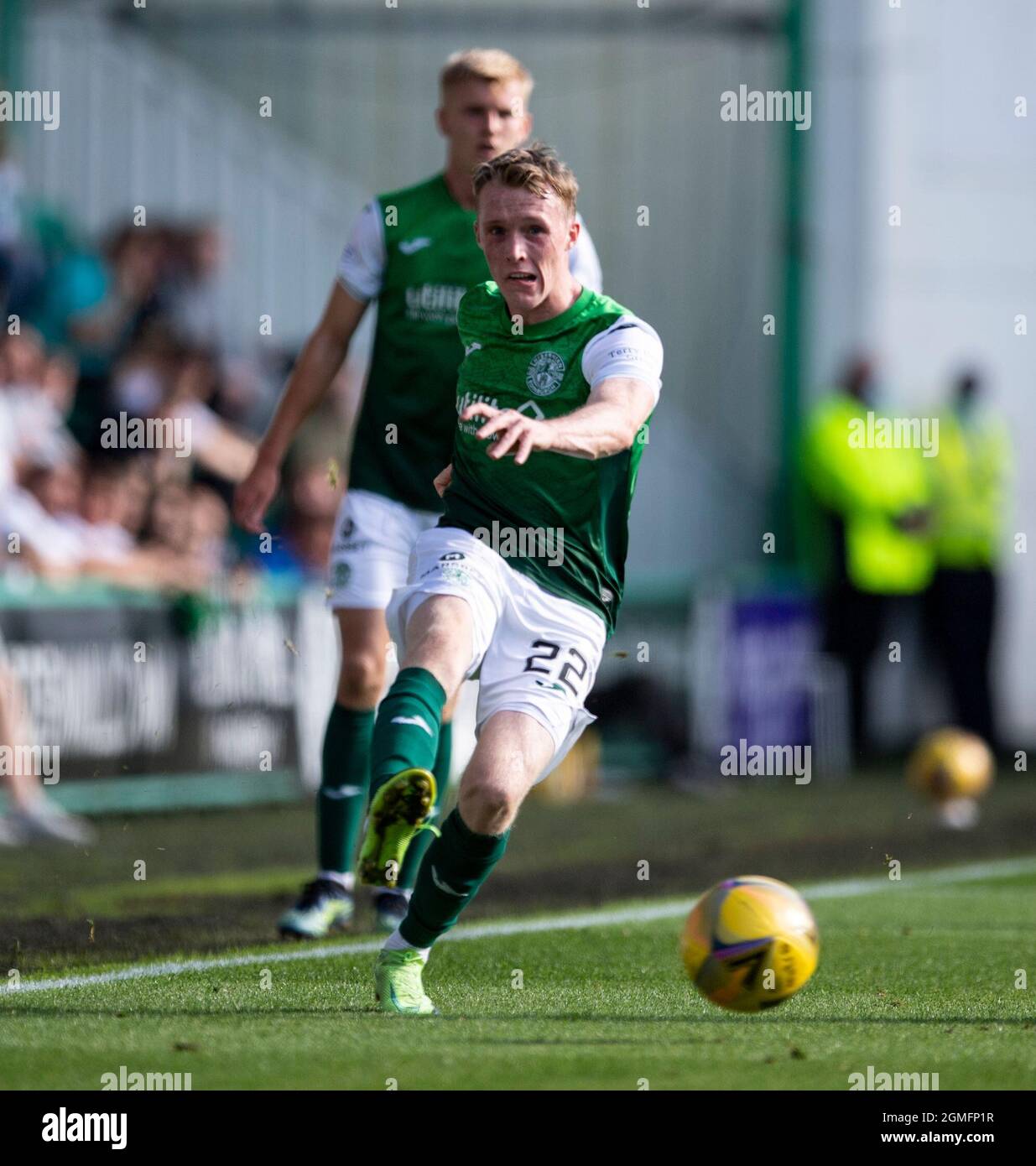 Edinburgh, Großbritannien. September 2021. Cinch Premiership - Hibernian / St Mirren 18/9/2021. Hibernian ist Gastgeber von St. Mirren in der Cinch Premiership im Easter Road Stadium, Edinburgh, Midlothian, Großbritannien. Das Bild zeigt:HibsÕ Mittelfeldspieler Jake Doyle-Hayes übergibt den Ball. Quelle: Ian Jacobs/Alamy Live News Stockfoto