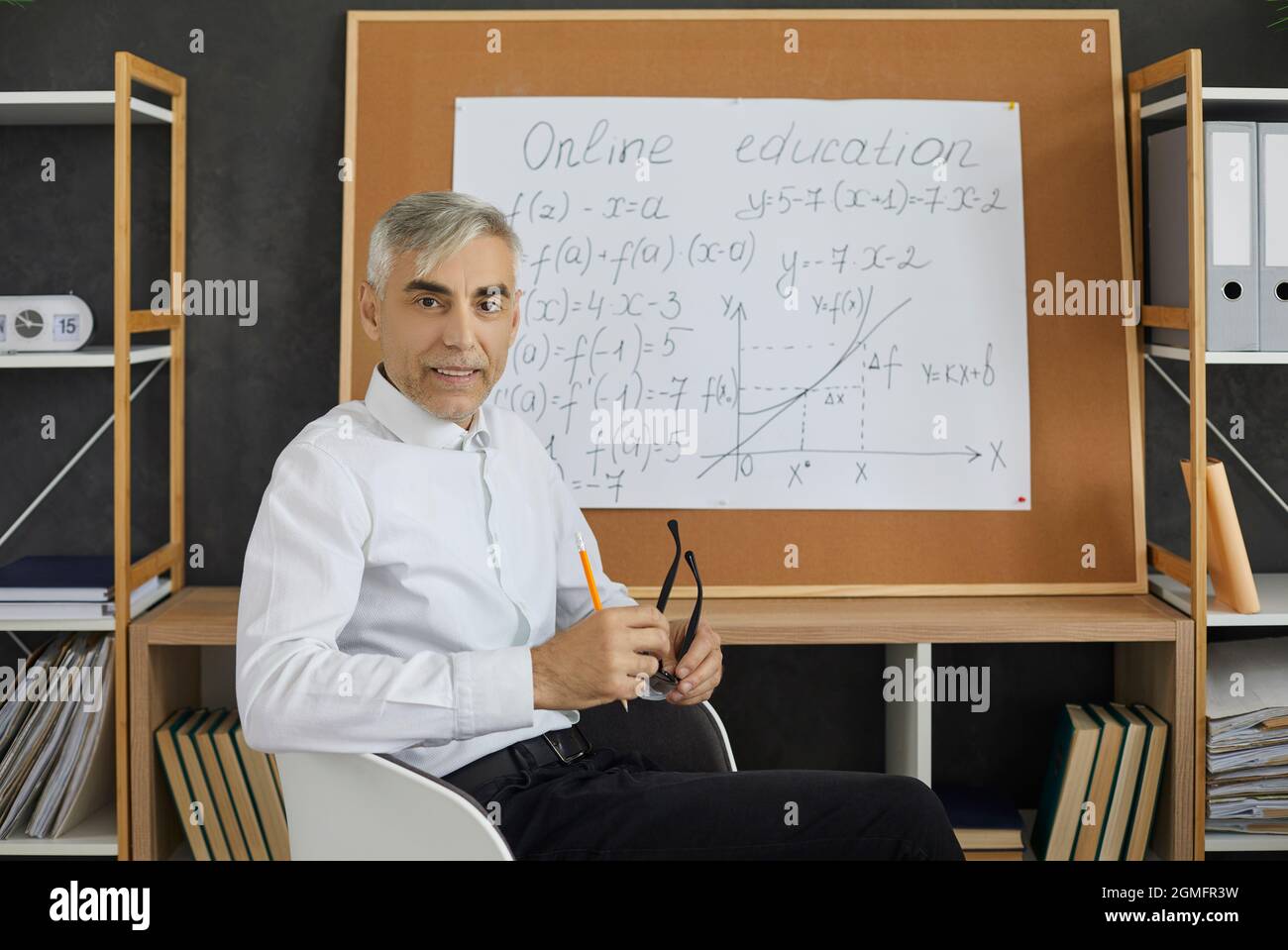 Lehrer mittleren Alters gibt Online-Vorlesung, Online-Bildung Konzept. Stockfoto