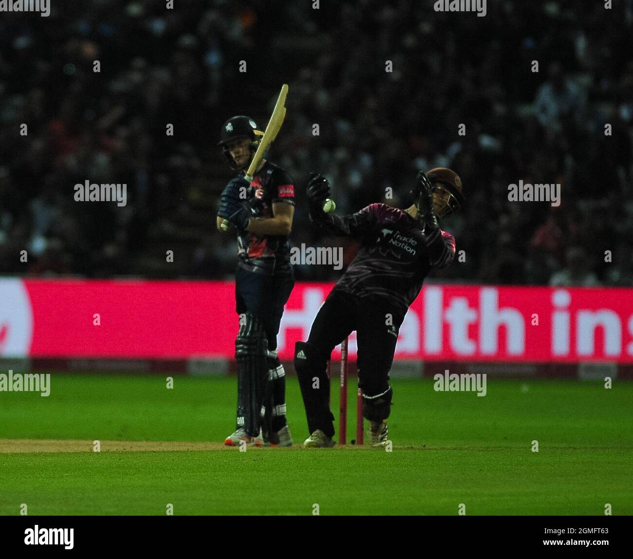 Birmingham, Großbritannien. 18. September 2021. Batsman folgt auf WK Vitality Men's T20 Blast Finals Day 2021 2 x Halbfinale, dann Finale Edgsbaston Cricket Ground Birmingham Credit: SPP Sport Press Photo. /Alamy Live News Stockfoto