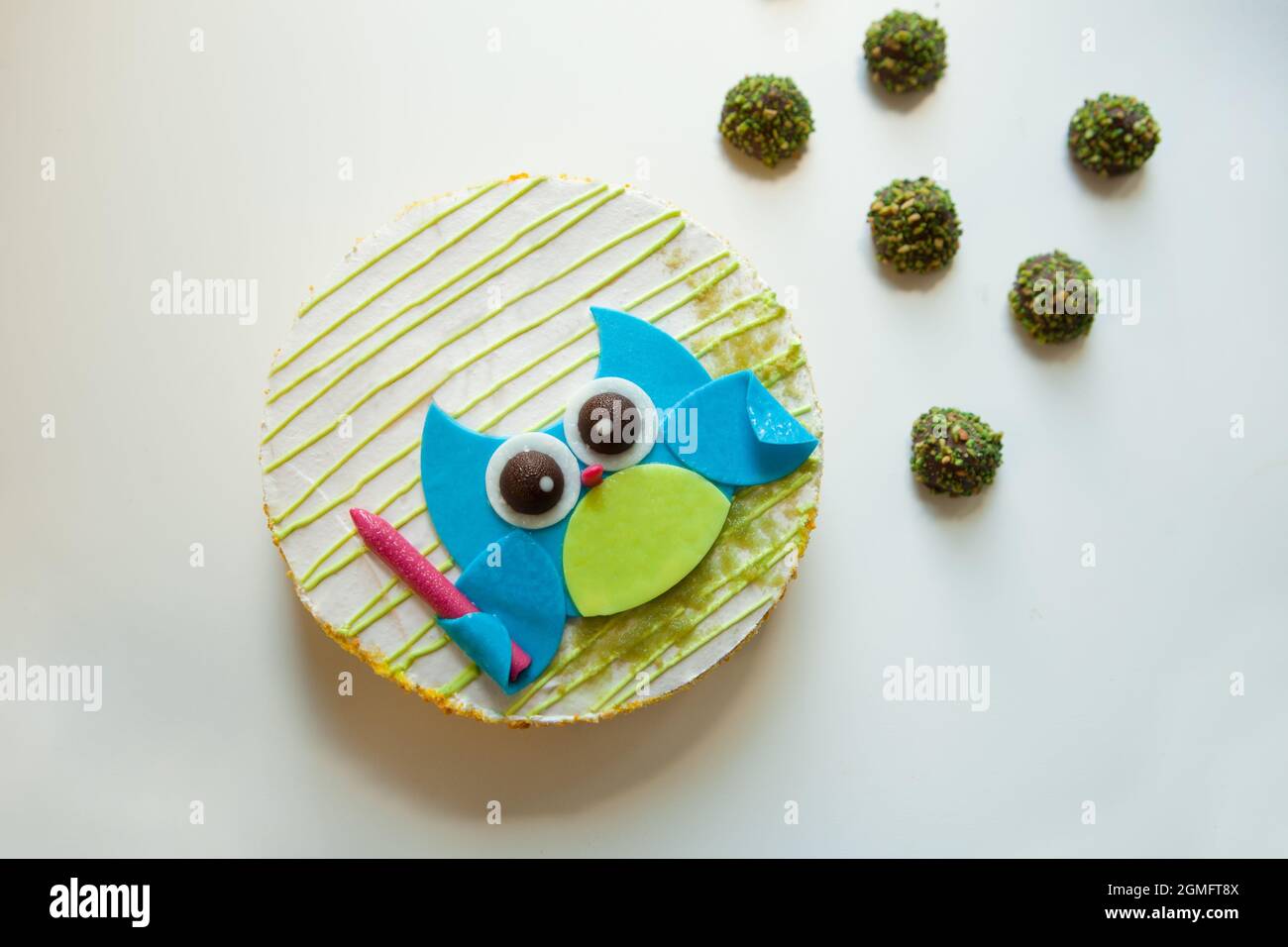 Kuchen für Schulparty mit Eule. Schöner Kuchen für die Rückkehr in die Schule mit Lernen, Bildung Design Stockfoto