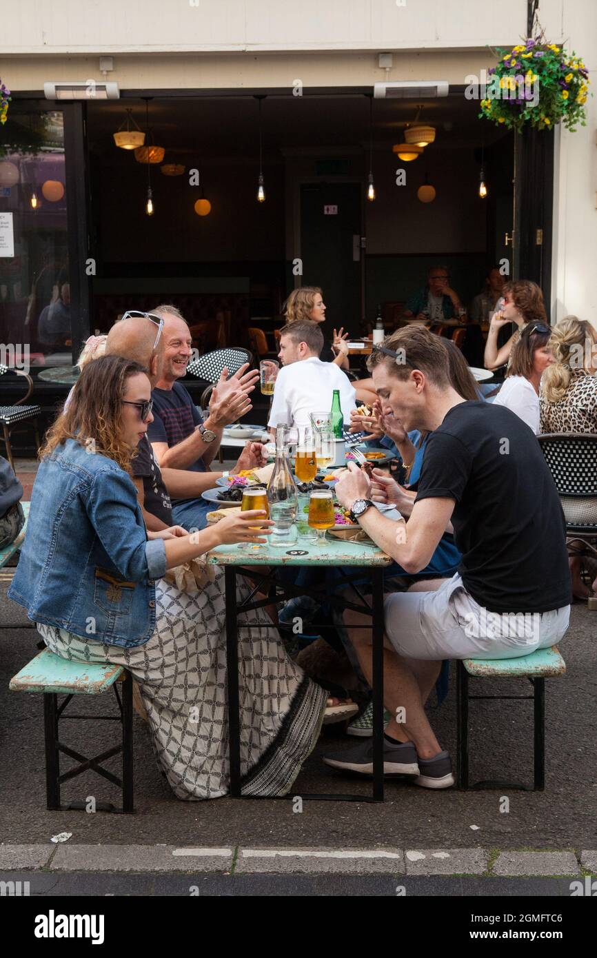 Eine Gruppe von Freunden, die im Dorset Arms Pub in Brighton essen und trinken Stockfoto