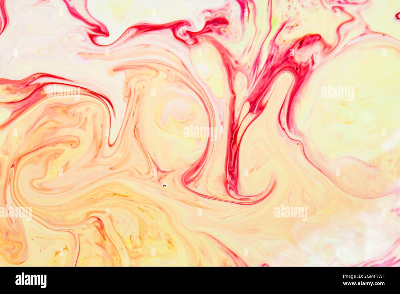 Abstrakter gelb-roter Hintergrund. Abstrakte Farbtinte, psychedelischer Hintergrund. Flüssige Kunst Stockfoto