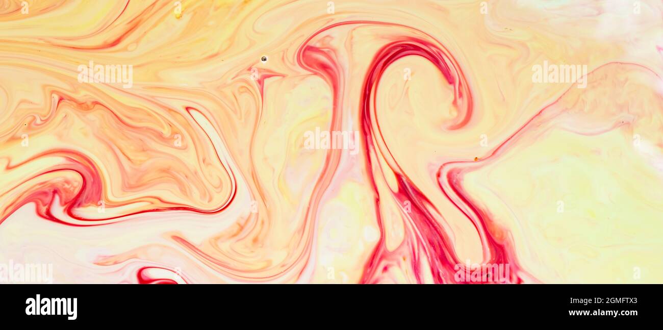 Abstrakter gelb-roter Hintergrund. Abstrakte Farbtinte, psychedelischer Hintergrund. Flüssige Kunst Stockfoto