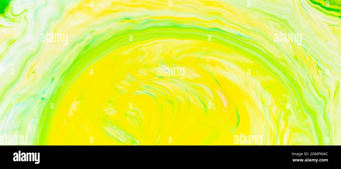Abstrakter gelb-grüner flüssiger Hintergrund. Grünes Farbmuster mit zyklischen Wirbeln. Trendige Tapete. Eco-Konzept Stockfoto