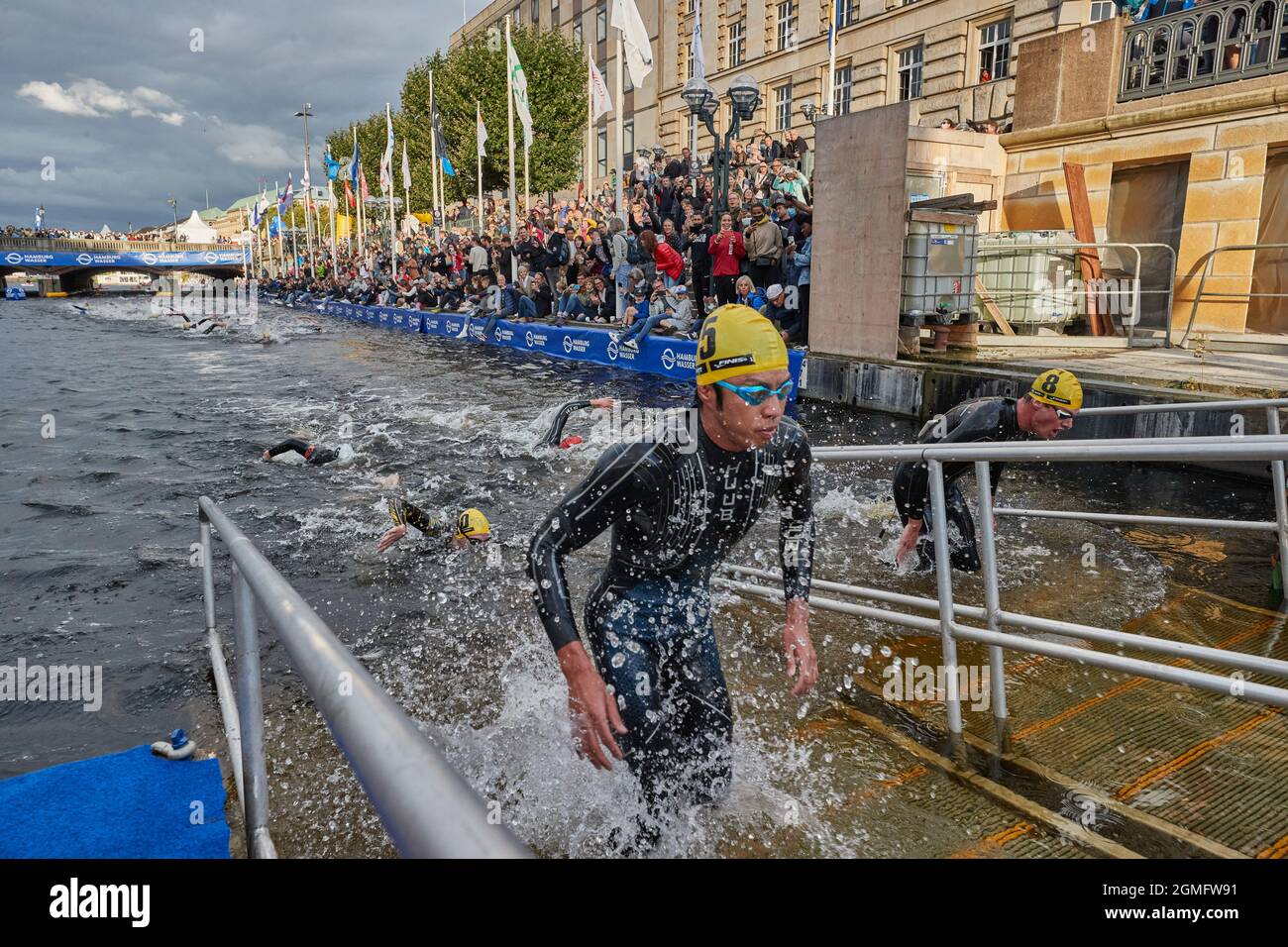 Hamburg, Deutschland. September 2021. Triathlon: ITU World Triathlon Series/World Championship, Männer, Teilnehmer schwimmen durch die kleine Alster. Quelle: Georg Wendt/dpa/Alamy Live News Stockfoto