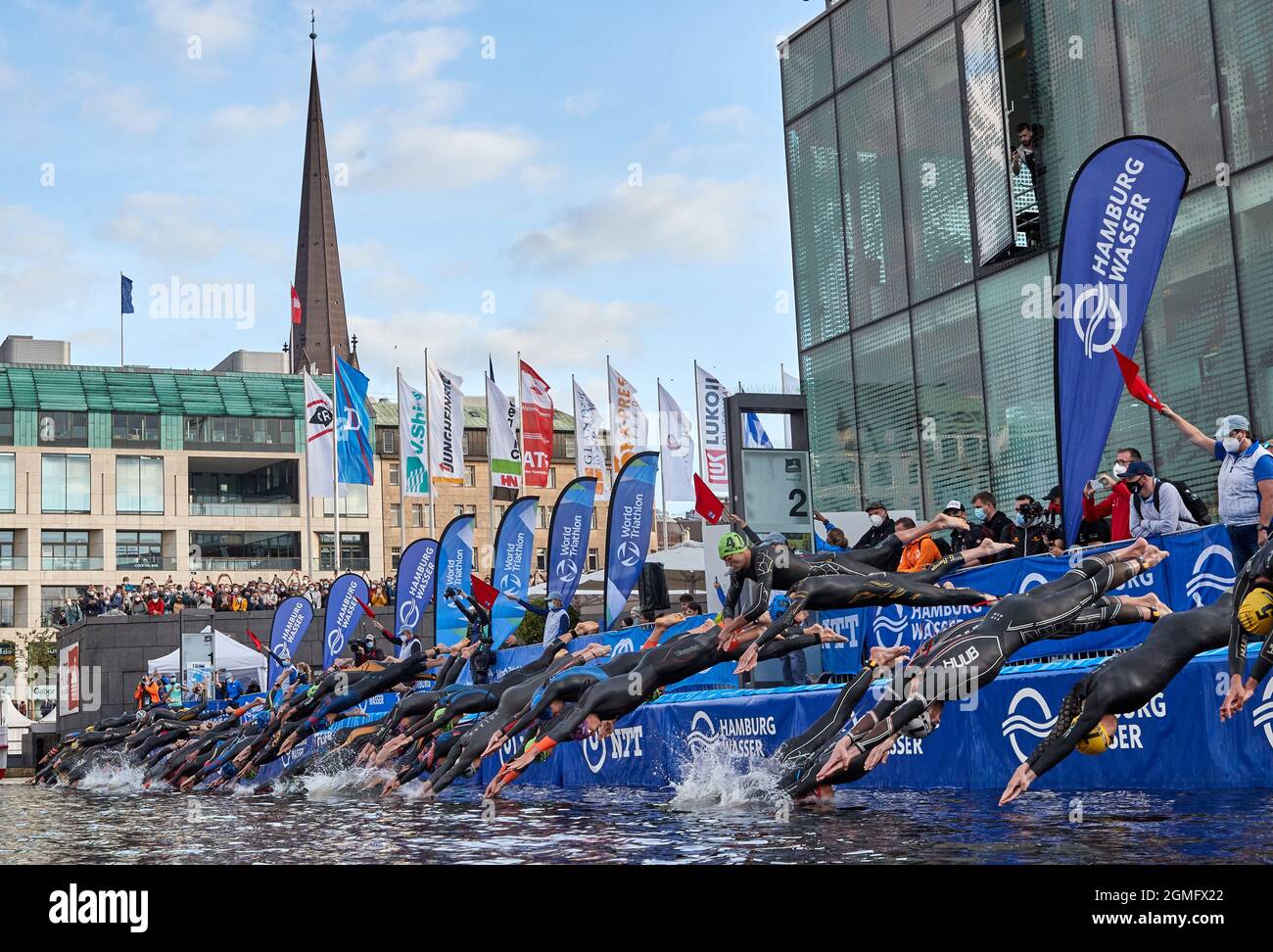 Hamburg, Deutschland. September 2021. Triathlon: ITU World Triathlon Series/World Championship, Men. Die Teilnehmer springen am Start in die Binnenalster. Quelle: Georg Wendt/dpa/Alamy Live News Stockfoto