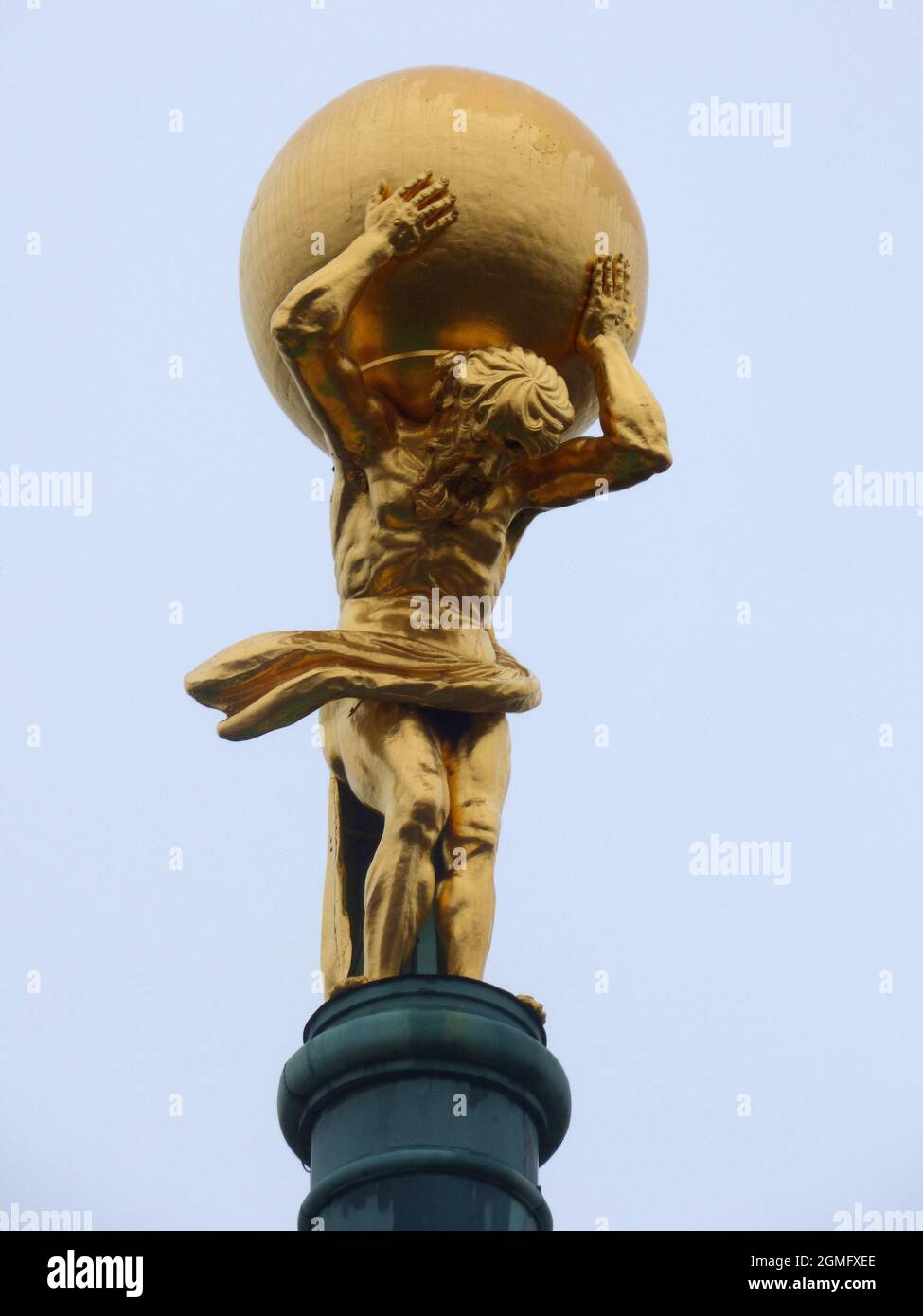 21. November 2017 - Potsdam, Brandenburg, Deutschland. Vergoldete Atlas-Statue, die sich auf dem Alten Rathaus befindet. Es ist aus vergoldetem Kupfer gefertigt Stockfoto