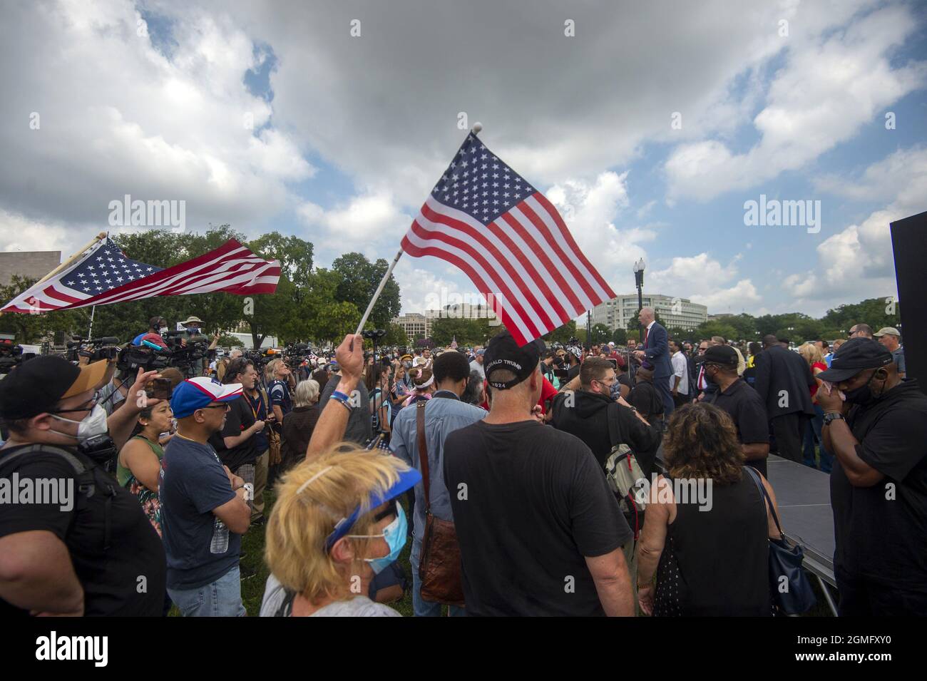 Washington, Usa. September 2021. Demonstranten stehen am Samstag, den 18. September 2021, vor dem US-Kapitol als Teil der „JusticeforJ6“-Kundgebung von Look Ahead America auf dem Union Square. Mehr als 600 Menschen wurden bei der Pro-Trump-Demonstration am 6. Januar 2021 angeklagt, die sich in einen Aufruhr vor dem Kapitol verwandelte, bei dem 140 Polizisten verletzt wurden und zum Tod von fünf Personen führte. Foto von Bonnie Cash/UPI Credit: UPI/Alamy Live News Stockfoto