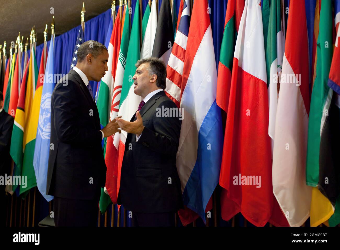 Präsident Barack Obama spricht mit dem türkischen Präsidenten Abdullah Gul bei einem Mittagessen, das vom UN-Generalsekretär Ban Ki-Moon bei den Vereinten Nationen, New York, USA, am 23. September 2010 veranstaltet wird. (Offizielles Foto des Weißen Hauses von Pete Souza) Dieses offizielle Foto des Weißen Hauses wird nur zur Veröffentlichung durch Nachrichtenorganisationen und/oder zum persönlichen Druck durch die Betreffenden des Fotos zur Verfügung gestellt. Das Foto darf in keiner Weise manipuliert werden und darf nicht in kommerziellen oder politischen Materialien, Anzeigen, E-Mails, Produkten oder Werbeaktionen verwendet werden, die in irgendeiner Weise die Zustimmung oder Billigung der PR nahelege Stockfoto