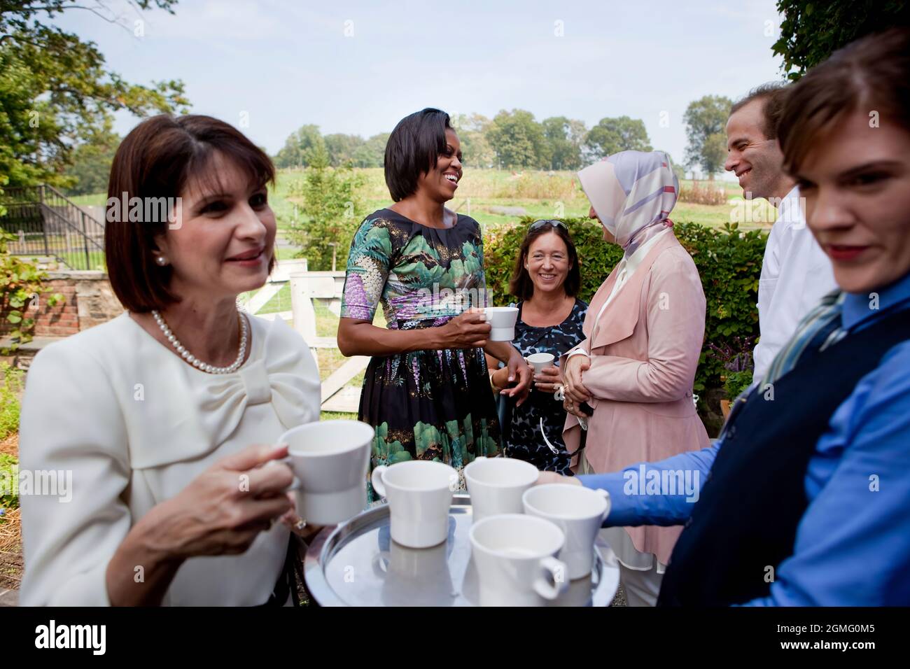 Vor dem Mittagessen besuchen First Lady Michelle Obama und die Ehegatten der UN-Generalversammlung zusammen mit Dan Barber, Miteigentümer und Chefkoch von Blue Hill bei Stone Barns in Pocantico Hills, N.Y., 24. September 2010, das Stone Barns Center for Food and Agriculture. (Offizielles Foto des Weißen Hauses von Lawrence Jackson) Dieses offizielle Foto des Weißen Hauses wird nur zur Veröffentlichung durch Nachrichtenorganisationen und/oder zum persönlichen Druck durch die Betreffenden des Fotos zur Verfügung gestellt. Das Foto darf in keiner Weise manipuliert werden und darf nicht in kommerziellen oder politischen Materialien verwendet werden Stockfoto