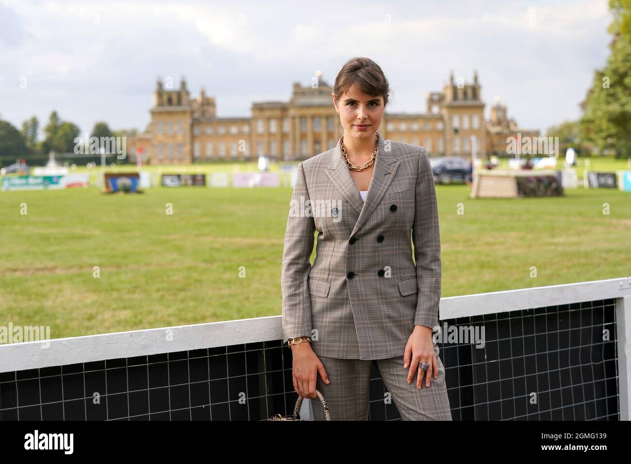 Oxford, Großbritannien, 18. September 2021, Schauspielerin Genevieve Gaunt bei den internationalen Pferdekämpfen des Blenheim Palace, die vom Jockey Club auf dem Gelände des Blenheim Palace, im Dorf Woodstock in der Nähe von Oxford, Großbritannien, vom 16. Bis 19. September 2021 abgehalten wurden.Quelle: Peter Nixon/Alamy Live News Stockfoto