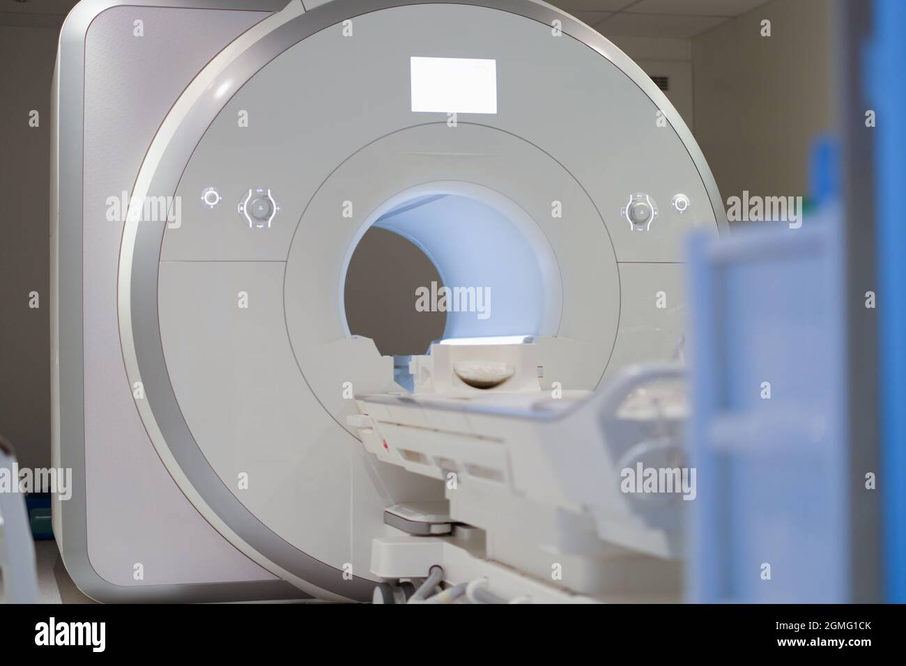 Moderne Magnetresonanztomographie-Maschine, die im Hintergrund der Klinik steht Stockfoto