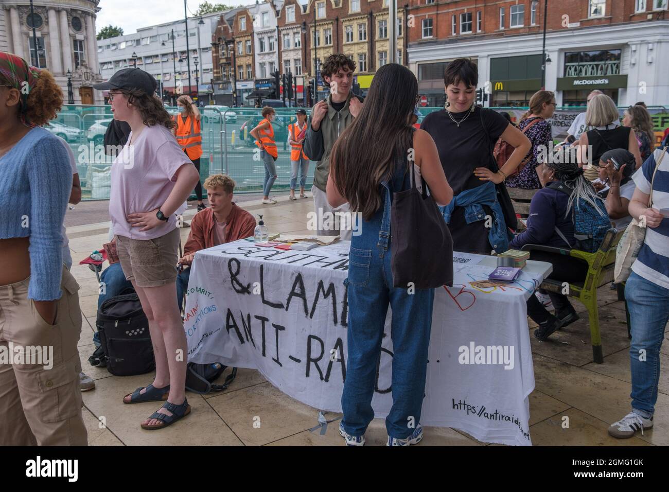 London, Großbritannien. September 2021. Soutwark & Lambeth Anti-Razzien sind gegen Einwanderungsrazzien. Auf dem Windrush-Platz versammeln sich Gemeindegruppen, die gegen Gentrifizierung kämpfen, zu einer Kundgebung mit Musik, Reden, Aktionen und gutem Essen. Sie sagen, dass der Lambeth council Entwicklern erlaubt, die Zukunft von Brixton mit Entwicklungen wie dem Hondo-Turm des texanischen Milliardärs Taylor McWilliams zu entscheiden, indem er Gemeinden verdrängt und ihre Stimmen zum Schweigen bringt. Peter Marshall/Alamy Live News Stockfoto