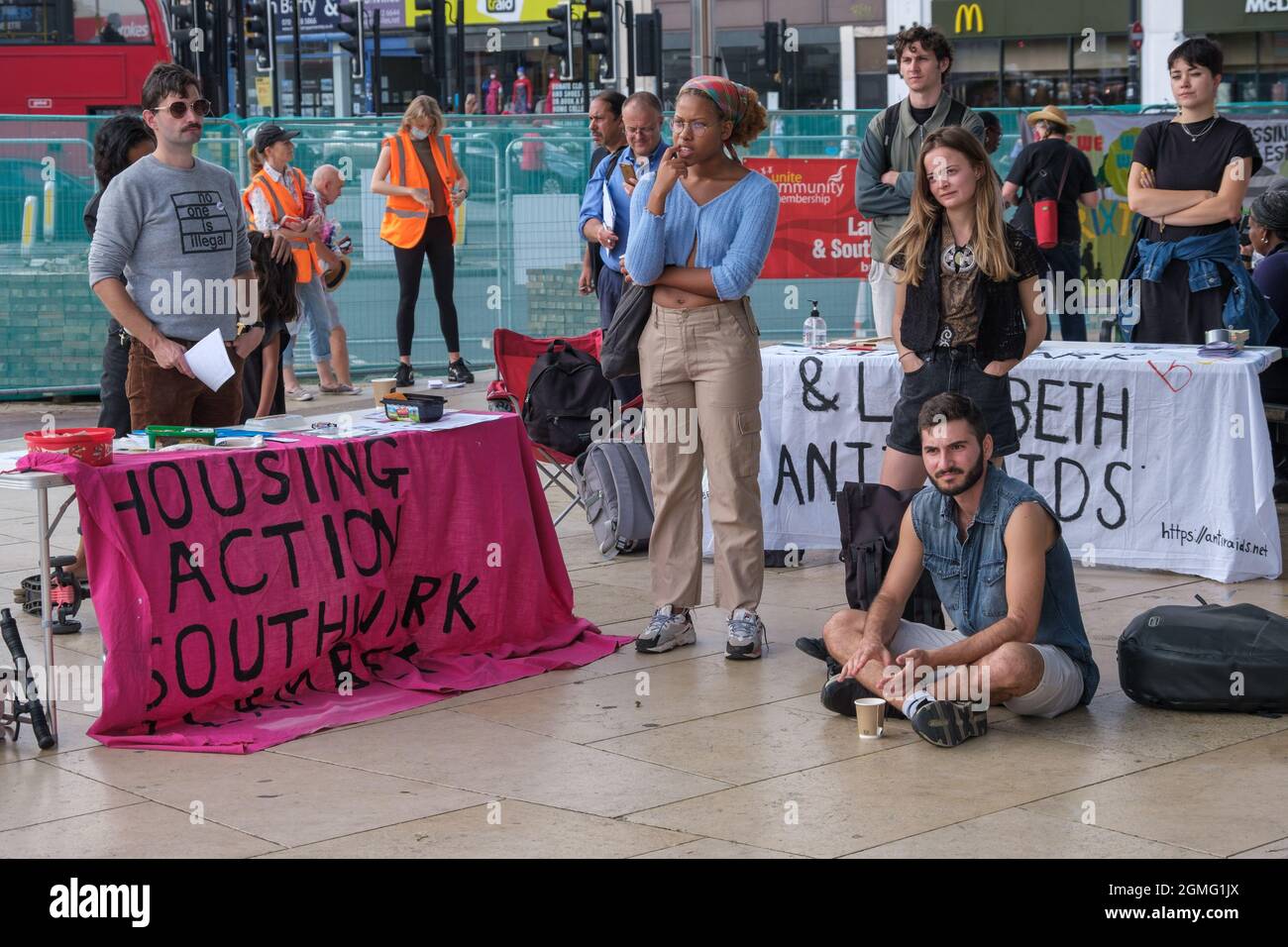 London, Großbritannien. September 2021. Die Housing Action South und eine Anit-Immigration-Razzien werden blockiert. Auf dem Windrush-Platz versammeln sich Gemeindegruppen, die gegen Gentrifizierung kämpfen, zu einer Kundgebung mit Musik, Reden, Aktionen und gutem Essen. Sie sagen, dass der Lambeth council Entwicklern erlaubt, die Zukunft von Brixton mit Entwicklungen wie dem Hondo-Turm des texanischen Milliardärs Taylor McWilliams zu entscheiden, indem er Gemeinden verdrängt und ihre Stimmen zum Schweigen bringt. Peter Marshall/Alamy Live News Stockfoto