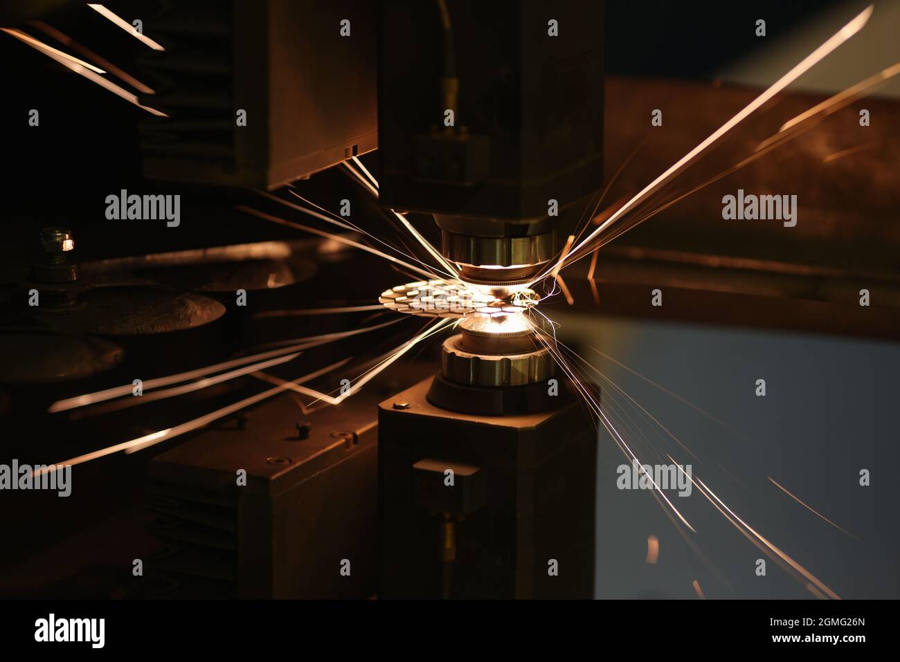 Funken durch automatisches Laserschneiden oder Gravieren von Teilen aus der Nähe Stockfoto