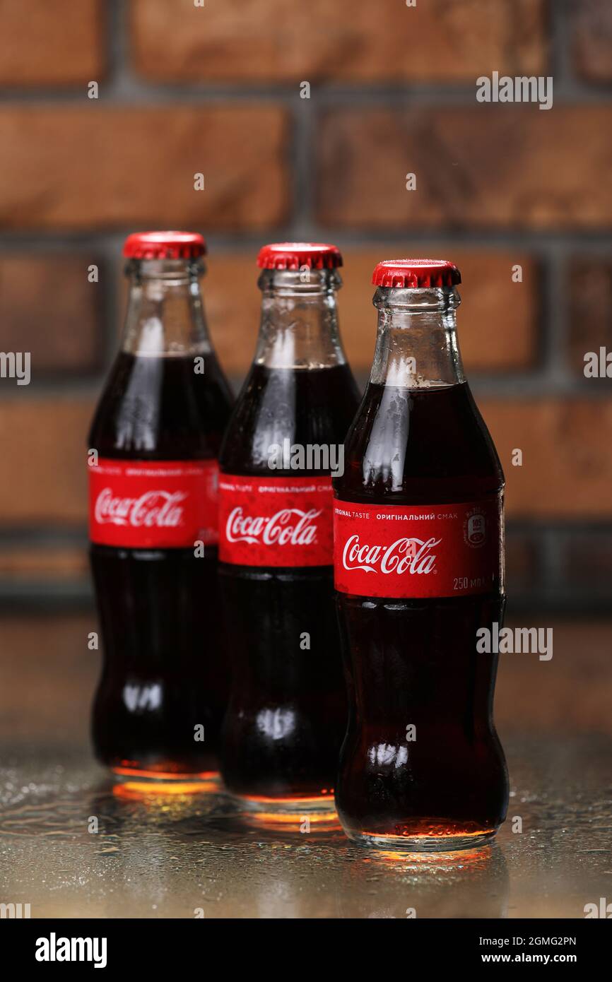 Gebogene flasche coca cola -Fotos und -Bildmaterial in hoher Auflösung –  Alamy