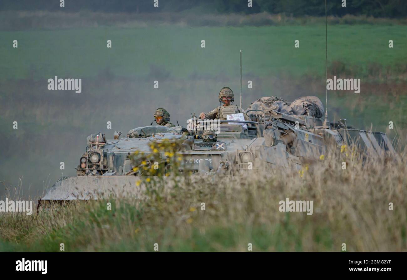 British Army Challenger Armored Repair and Recovery Vehicle (CRARRV) mit einer AS-90-Waffenausrüstung 155mm L131 auf militärischem Trainingsgerät, Wilts UK Stockfoto