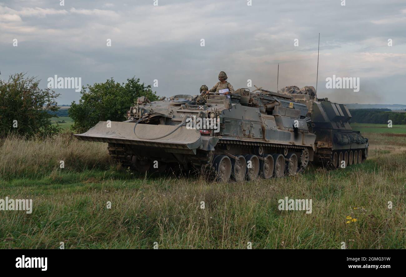 British Army Challenger Armored Repair and Recovery Vehicle (CRARRV) mit einer AS-90-Waffenausrüstung 155mm L131 auf militärischem Trainingsgerät, Wilts UK Stockfoto