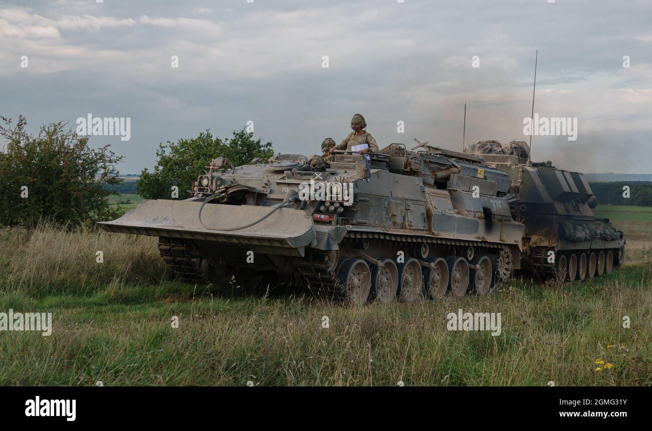 British Army Challenger Armored Repair and Recovery Vehicle (CRARRV) mit einer AS-90-Waffenausrüstung 155mm L131 auf militärischem Trainingsgerät, Wilts UK Stockfoto