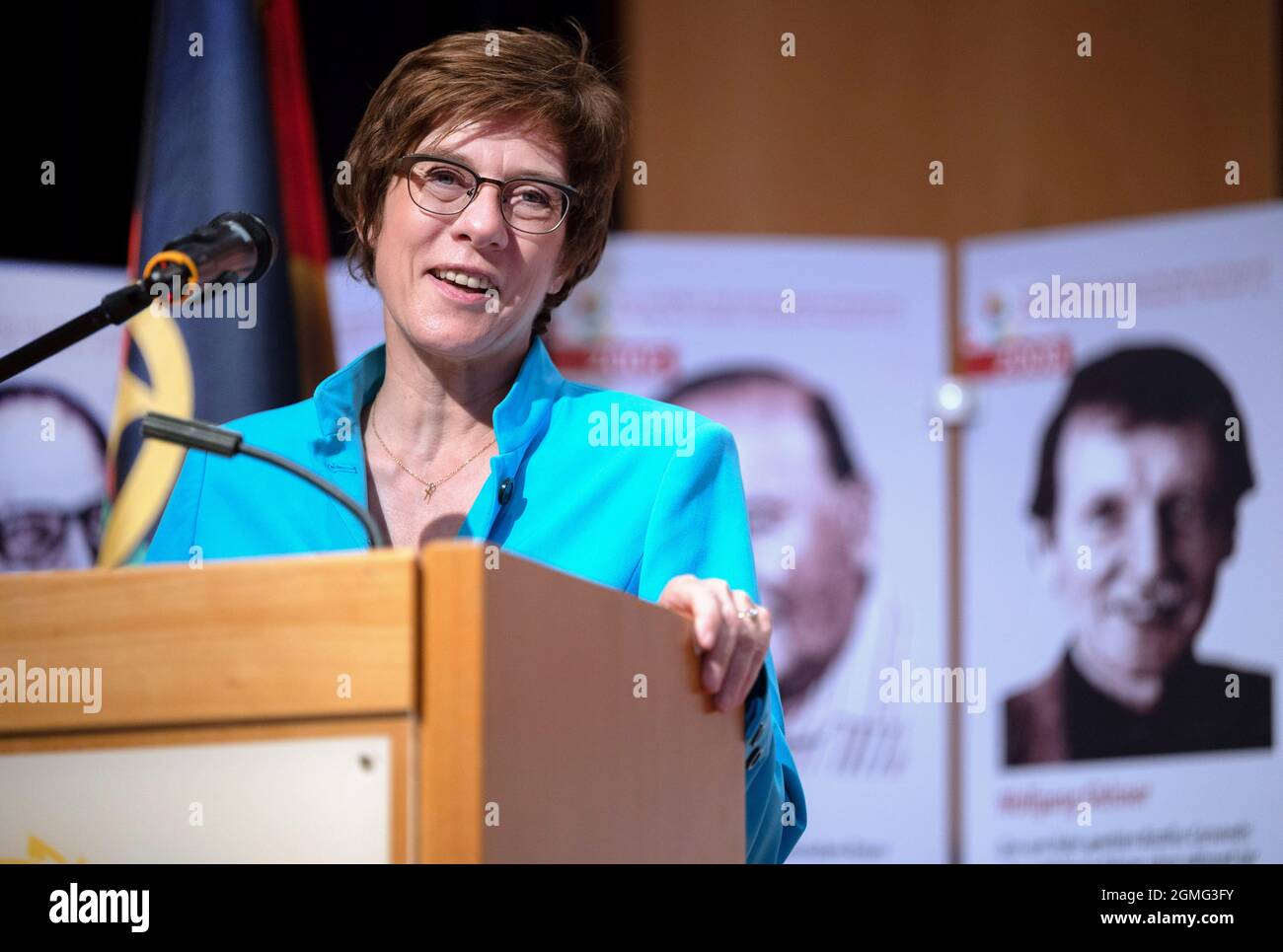 Saarlouis, Deutschland. September 2021. Annegret Kramp-Karrenbauer (CDU), Bundesverteidigungsministerin, Sonderbotschafterin beim Bund Deutscher Karneval (BDK) und Ehrenringträger des BDK, wird bei der 10. Kulturvergabefeier der Deutschen Fastnacht sprechen. Quelle: Harald Tittel/dpa/Alamy Live News Stockfoto