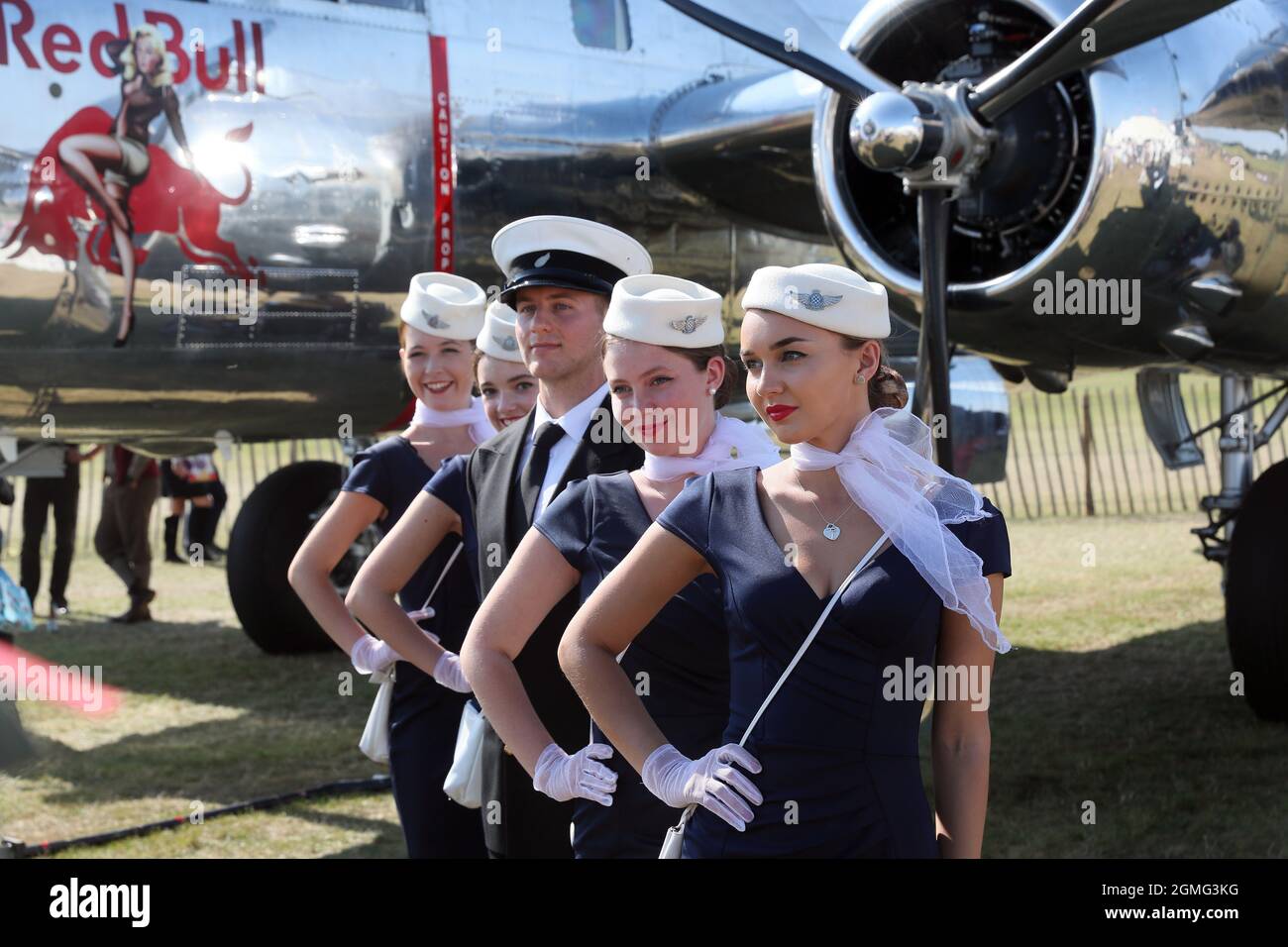 Goodwood, West Sussex, Großbritannien. September 2021. Kapitän und Flugbegleiterin beim Goodwood Revival in Goodwood, West Sussex, Großbritannien. © Malcolm Greig/Alamy Live News Stockfoto