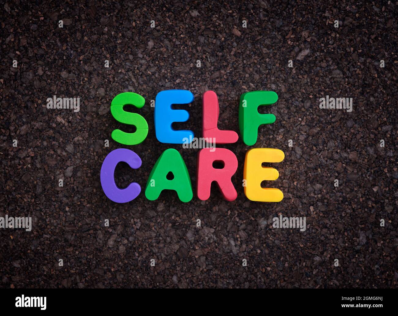 Die Worte Self Care auf einem Korkbrett. Nahaufnahme. Stockfoto