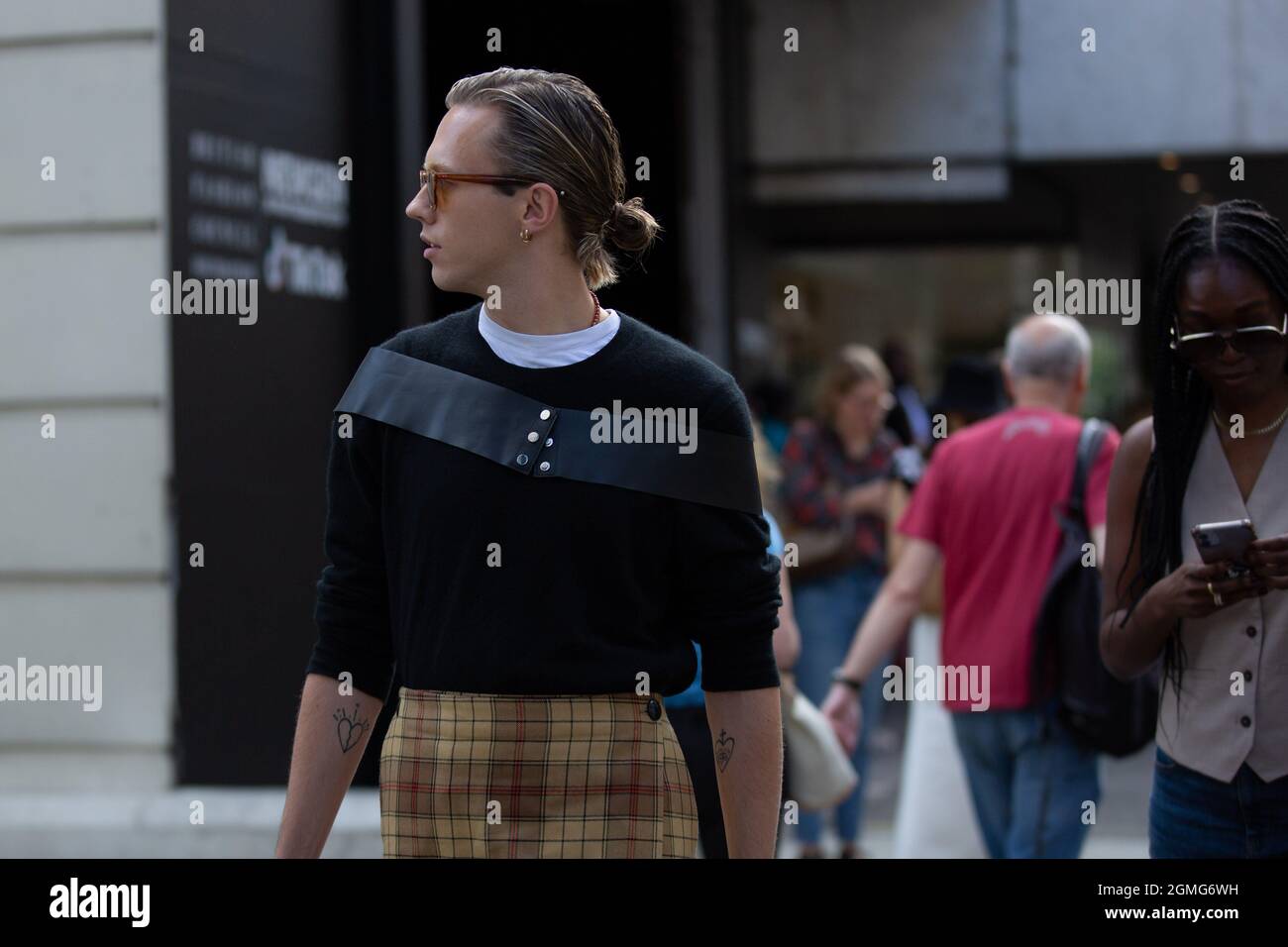 London, Großbritannien. September 2021. Fashionista wird während der London Fashion Week Street Style gesehen. (Foto: Pietro Recchia/SOPA Images/Sipa USA) Quelle: SIPA USA/Alamy Live News Stockfoto