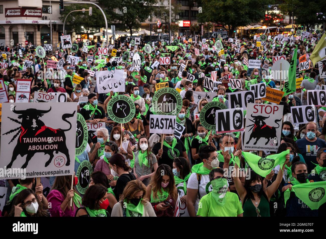 Madrid, Spanien. September 2021. Demonstranten mit Plakaten während einer Demonstration gegen Stierkämpfe, die von der tierfreundlichen Partei PACMA vor der Stierkampfarena Las Ventas aufgerufen wurde. Quelle: Marcos del Mazo/Alamy Live News Stockfoto