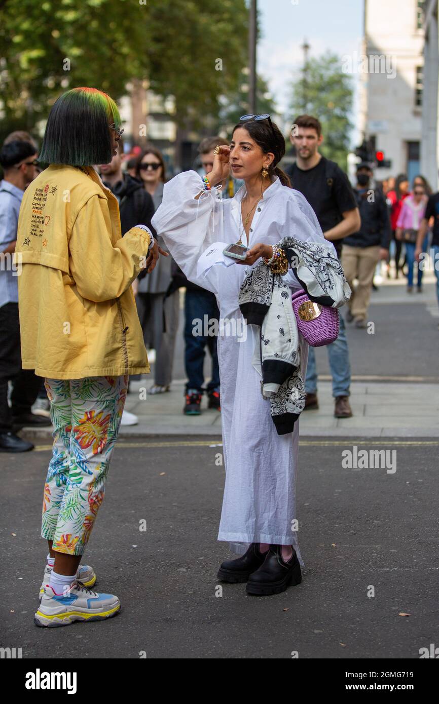 London, Großbritannien. September 2021. Trendige Fashionistas besuchen die London Fashion Week Street Style. (Foto: Pietro Recchia/SOPA Images/Sipa USA) Quelle: SIPA USA/Alamy Live News Stockfoto