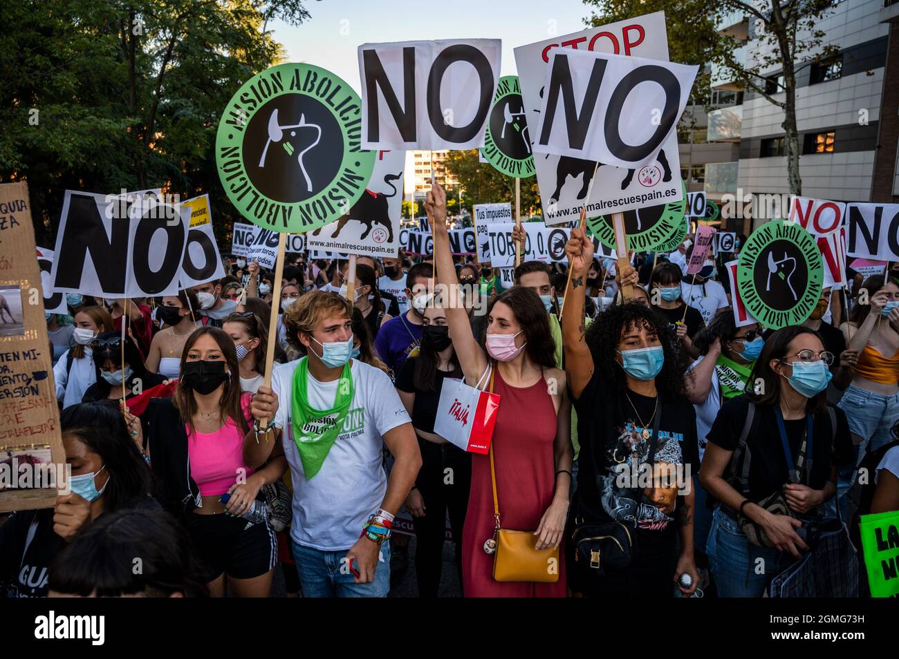Madrid, Spanien. September 2021. Demonstranten mit Plakaten während einer Demonstration gegen Stierkämpfe, die von der tierfreundlichen Partei PACMA vor der Stierkampfarena Las Ventas aufgerufen wurde. Quelle: Marcos del Mazo/Alamy Live News Stockfoto