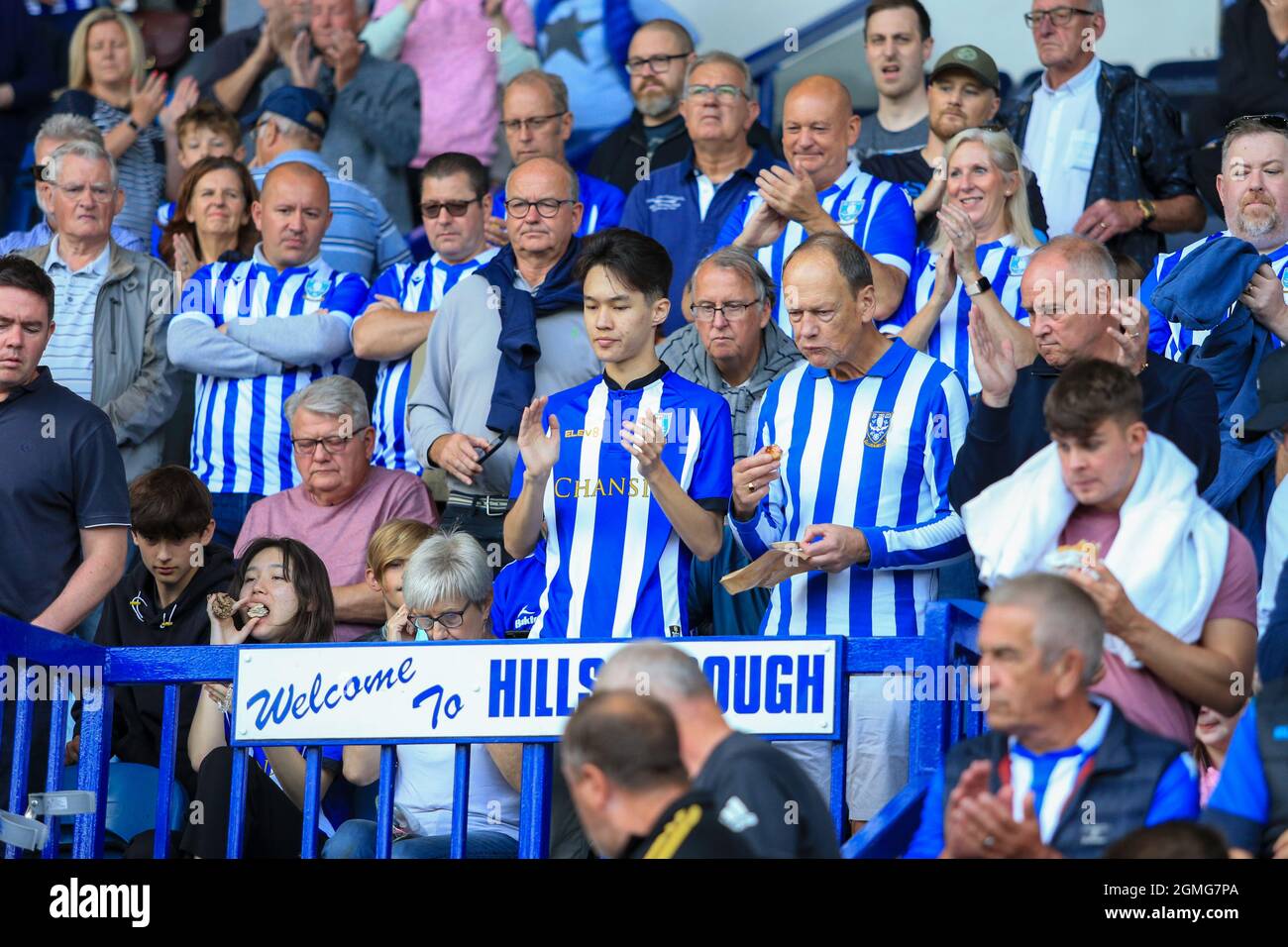 Die Fans von Sheffield Wednesday begrüßen ihr Team auf dem Platz Stockfoto