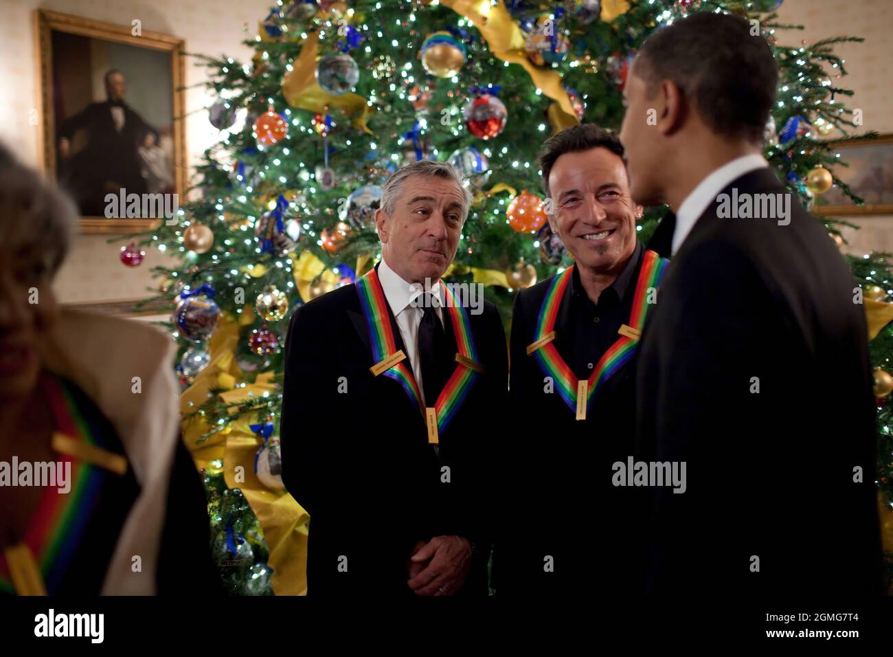 Präsident Barack Obama begrüßt Robert DeNiro und Bruce Springsteen bei einem Empfang für die Empfänger der Kennedy Center Honors am 6. Dezember 2009 im Blauen Raum des Weißen Hauses. (Offizielles Foto des Weißen Hauses von Pete Souza) Dieses offizielle Foto des Weißen Hauses wird nur zur Veröffentlichung durch Nachrichtenorganisationen und/oder zum persönlichen Druck durch die Betreffzeile(en) des Fotos zur Verfügung gestellt. Das Foto darf in keiner Weise manipuliert werden und darf nicht in kommerziellen oder politischen Materialien, Anzeigen, E-Mails, Produkten oder Werbeaktionen verwendet werden, die in irgendeiner Weise eine Genehmigung oder Billigung des nahelege Stockfoto