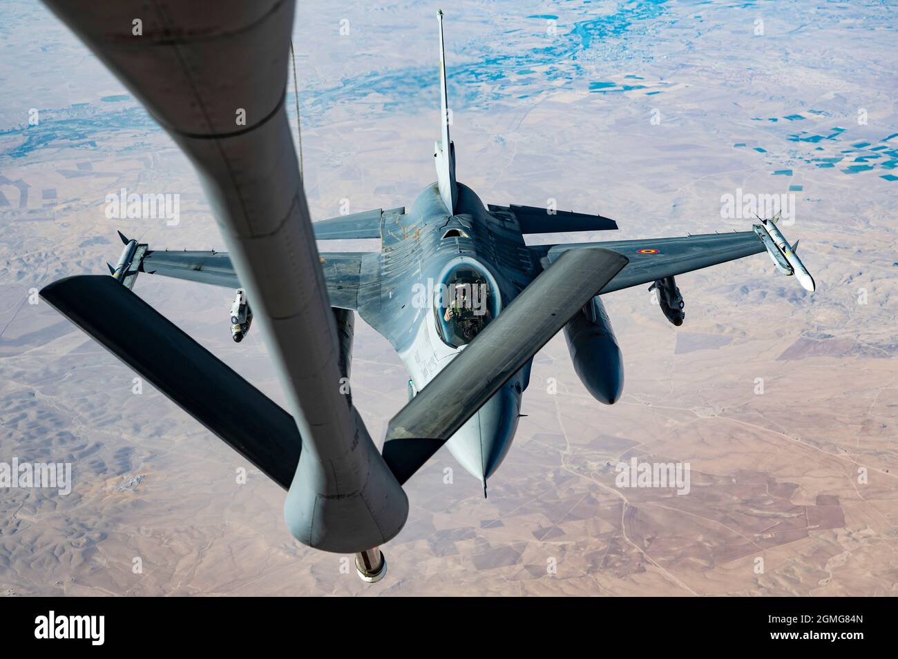 Ein Pilot der belgischen Luftwaffe fliegt ein Kampfflugzeug der F-16 von Falcon in die Position, das von einem Stratotanker der US-Luftwaffe KC-135 aufgetankt wird, das der 349. Expeditionary Air-Betankungsschwadron zugewiesen wurde, Während einer Mission zur Unterstützung der gemeinsamen Task Force – Operation Inhärent Resolve im Verantwortungsbereich des US Central Command, 8. September 2021. Die 349. EARS, die zusammen mit der US Air Forces Central eingesetzt wird, ist für die Lieferung von Kraftstoff in die USA und die Partnerländer verantwortlich und ermöglicht so die Luftkraft, Abschreckung und Stabilität in der Region. (USA Luftwaffe Foto von Senior Airman Taylor Coll) Stockfoto