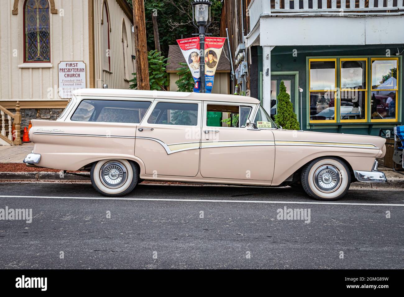Virginia City, NV - 31. Juli 2021: 1957 Ford Country Sedan Kombi auf einer lokalen Automshow. Stockfoto
