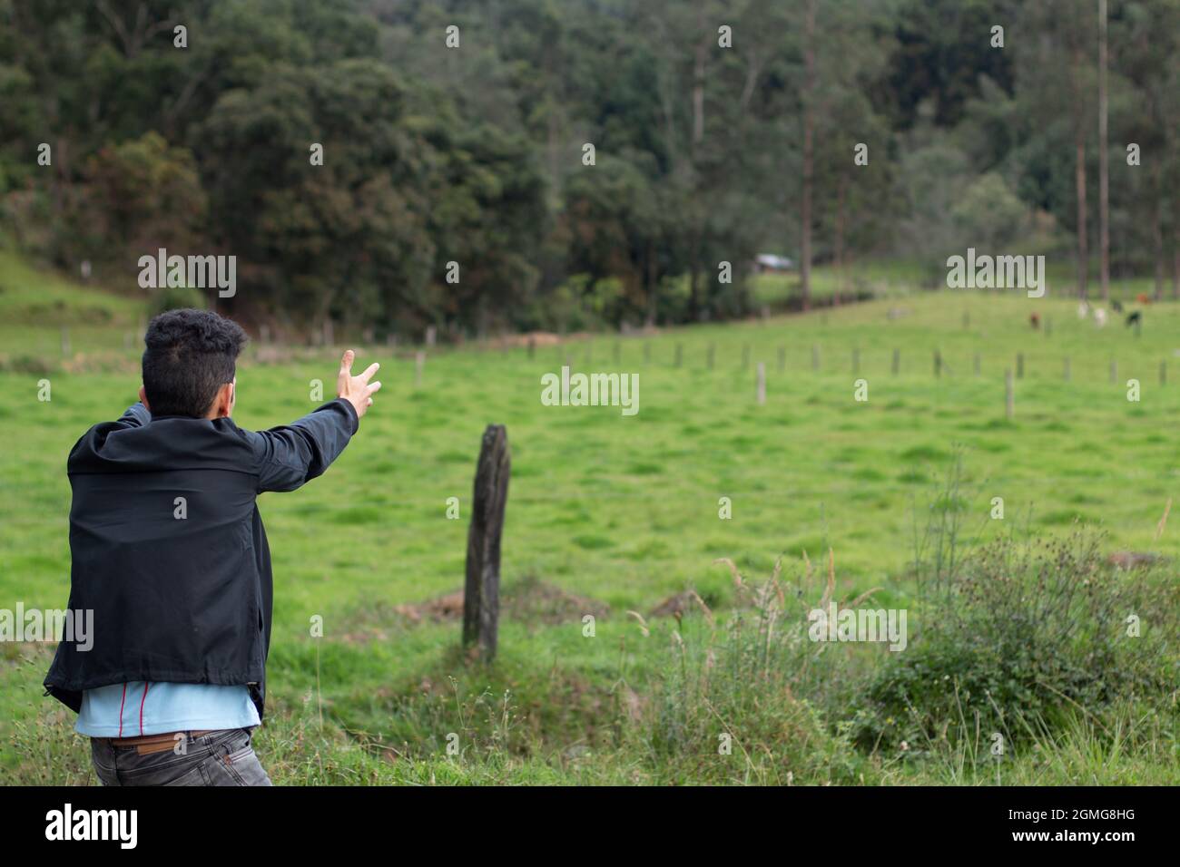 Mann zeigt mit beiden Händen auf die Natur. Stockfoto