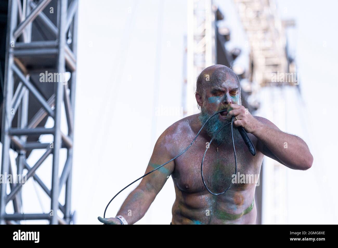 Chicago, USA. September 2021. Tim Harrington von Les Savy Fav tritt im Douglas Park während des Riot Fest Music Festivals am Samstag, 18. September 2021 in Chicago, IL, auf. (Foto von Christopher Dilts/Sipa USA) Quelle: SIPA USA/Alamy Live News Stockfoto