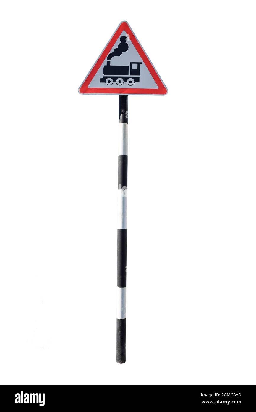 Eiserner Pol mit Straßenschild, das auf weißem Hintergrund auf einen sich nähernden Bahnübergang hinweist Stockfoto
