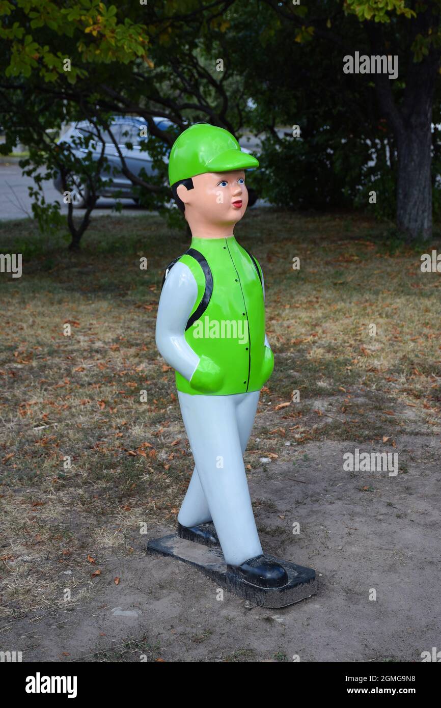 Am Rande der Straße ist die Figur eines Studenten Jungen mit einer Aktentasche. Solche Statuen werden errichtet, um die Aufmerksamkeit der Fahrer zu erregen und die sp Stockfoto