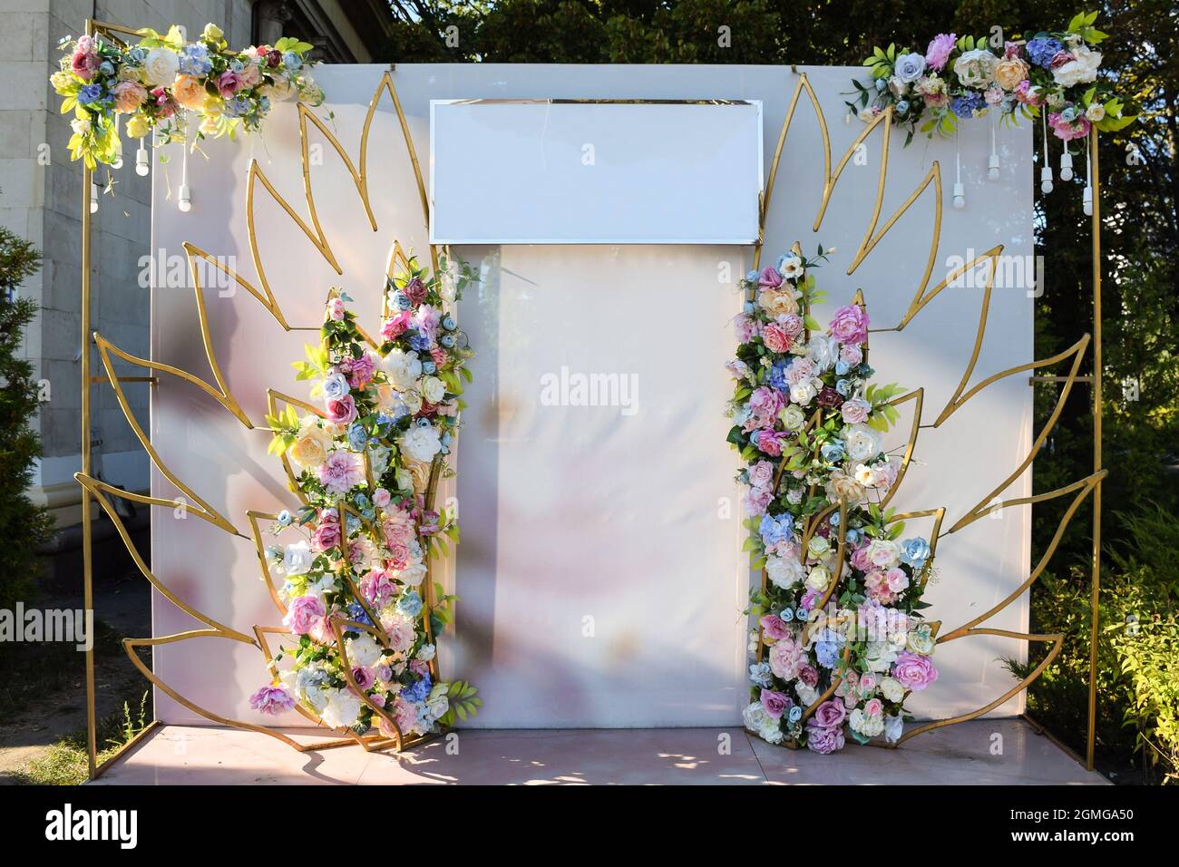 Festlicher Hochzeitstext mit Blumenmuster und leerem Schild für Glückwunschtext. Für besondere Anlässe Stockfoto